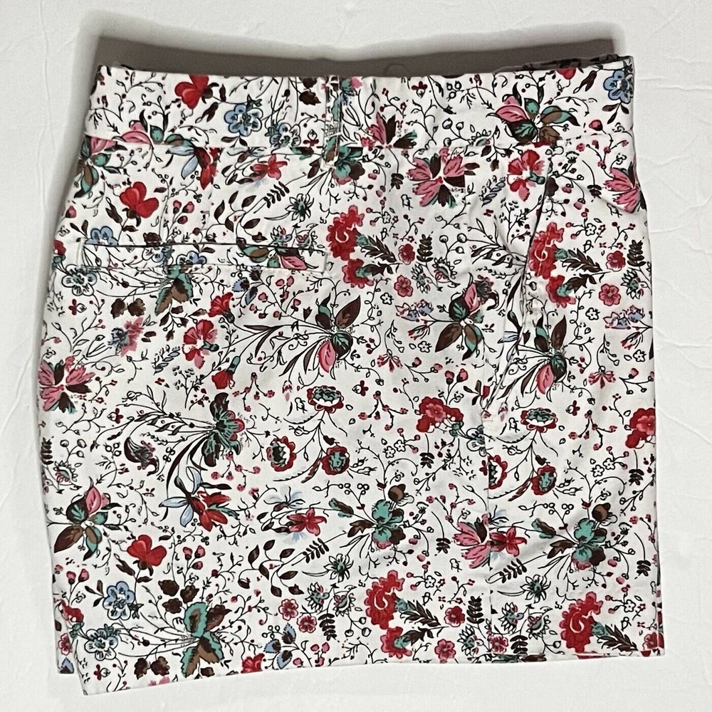 Banana Republic Sunshine White Floral Bermuda Short Size 8, 3.25" leg - Picture 12 of 12
